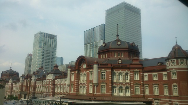 東京駅とトラストタワー